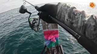 Большая queenfish на поппер - выматывает шнур в ноль у побережья Khao Lak Thailand