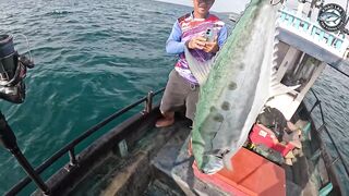 Большая queenfish на поппер - выматывает шнур в ноль у побережья Khao Lak Thailand