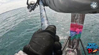 Огромный giant trevally и шумный поппер битва у Khao Lak когда брызги летят выше лодки