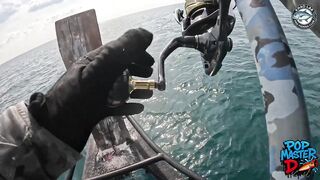 Огромный giant trevally и шумный поппер битва у Khao Lak когда брызги летят выше лодки