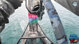 Огромный giant trevally и шумный поппер битва у Khao Lak когда брызги летят выше лодки