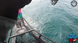 Огромный giant trevally и шумный поппер битва у Khao Lak когда брызги летят выше лодки