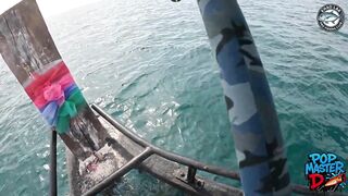 Огромный giant trevally и шумный поппер битва у Khao Lak когда брызги летят выше лодки