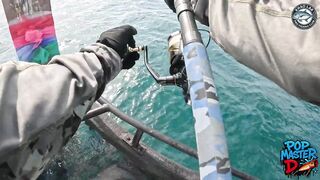 Огромный giant trevally и шумный поппер битва у Khao Lak когда брызги летят выше лодки