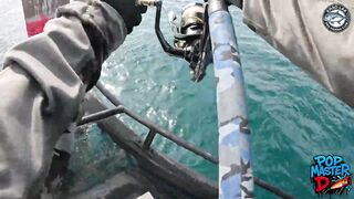 Огромный giant trevally и шумный поппер битва у Khao Lak когда брызги летят выше лодки