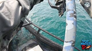 Огромный giant trevally и шумный поппер битва у Khao Lak когда брызги летят выше лодки