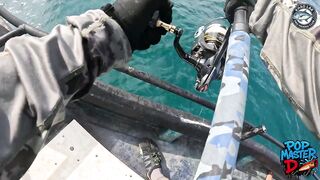 Огромный giant trevally и шумный поппер битва у Khao Lak когда брызги летят выше лодки