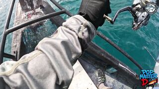 Огромный giant trevally и шумный поппер битва у Khao Lak когда брызги летят выше лодки