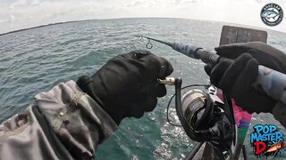 Огромный giant trevally и шумный поппер битва у Khao Lak когда брызги летят выше лодки