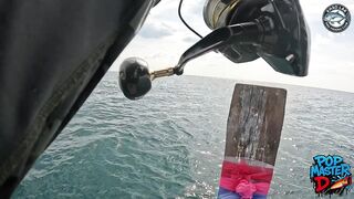 Огромный giant trevally и шумный поппер битва у Khao Lak когда брызги летят выше лодки