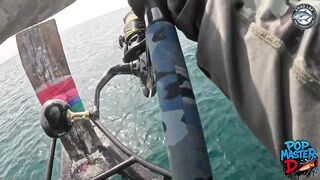 Огромный giant trevally и шумный поппер битва у Khao Lak когда брызги летят выше лодки