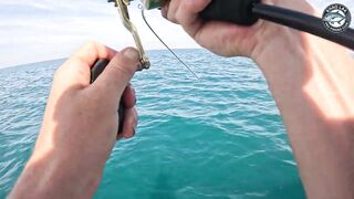 Безумный лайт крупная queenfish на джиг морская рыбалка на побережье Khao Lak в Таиланде