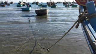 Phan Thiet рыбацкая деревня утром лодки лед и голоса на причале