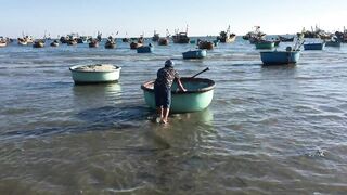 Phan Thiet рыбацкая деревня утром лодки лед и голоса на причале