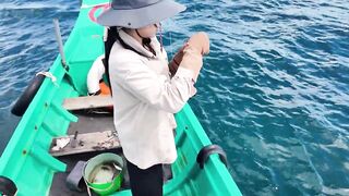 Остров Фукуок жизнь на острове, рыбацкие лодки полные уловы и рыба сушится на солнце