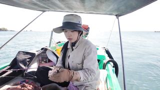 Остров Фукуок жизнь на острове, рыбацкие лодки полные уловы и рыба сушится на солнце