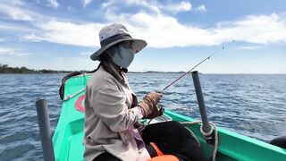 Остров Фукуок жизнь на острове, рыбацкие лодки полные уловы и рыба сушится на солнце