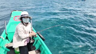 Остров Фукуок жизнь на острове, рыбацкие лодки полные уловы и рыба сушится на солнце