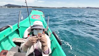 Остров Фукуок жизнь на острове, рыбацкие лодки полные уловы и рыба сушится на солнце