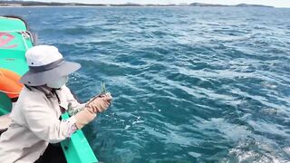 Остров Фукуок жизнь на острове, рыбацкие лодки полные уловы и рыба сушится на солнце