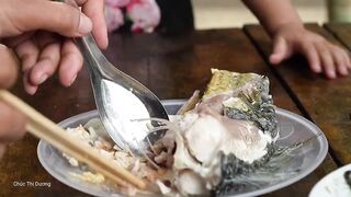 Полторы тонны сома и карпа выловленные руками речная рыбалка и рынок свежей рыбы в деревне