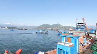 Cam Ranh Fishing Harbor во Вьетнаме выгрузка улова и шум порта