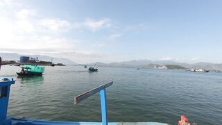 Cam Ranh Fishing Harbor во Вьетнаме выгрузка улова и шум порта