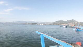 Cam Ranh Fishing Harbor во Вьетнаме выгрузка улова и шум порта