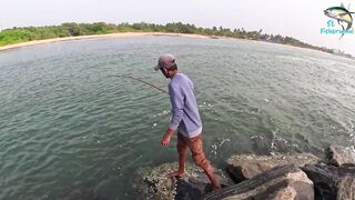 Морская рыбалка в Шри-Ланке с бамбуковой удочкой, трофейная рыба и старая школа