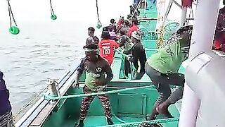 Рыбалка в Шри-Ланке совсем другая: индийский океан, волны и сильная прибрежная рыба