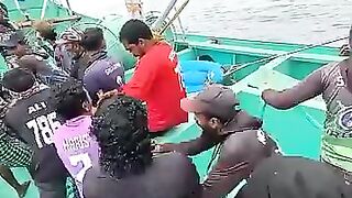 Рыбалка в Шри-Ланке совсем другая: индийский океан, волны и сильная прибрежная рыба