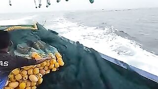 Рыбалка в Шри-Ланке совсем другая: индийский океан, волны и сильная прибрежная рыба