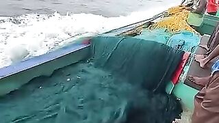 Рыбалка в Шри-Ланке совсем другая: индийский океан, волны и сильная прибрежная рыба