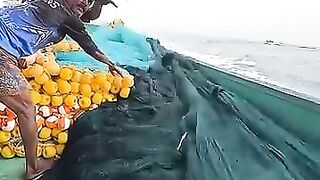 Рыбалка в Шри-Ланке совсем другая: индийский океан, волны и сильная прибрежная рыба