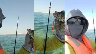 Доха, Катар: береговая охота на хамура, как ребенок тянет первого групера на спиннинг