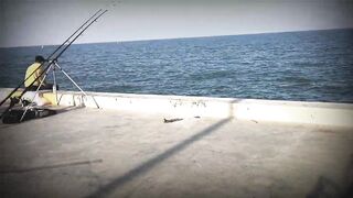 Hua Hin Fishing Pier - สะพานปลาหัวหิน и жизнь у пирса