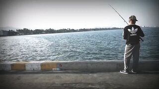 Hua Hin Fishing Pier - สะพานปลาหัวหิน и жизнь у пирса
