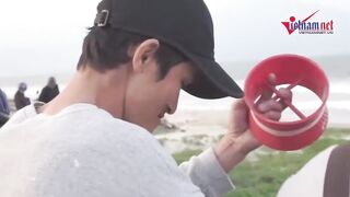 Дананг: массовая рыбалка на бульон из муки и пластиковую бутылку крупным планом