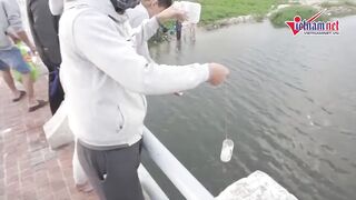 Дананг: массовая рыбалка на бульон из муки и пластиковую бутылку крупным планом