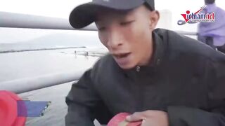 Дананг: массовая рыбалка на бульон из муки и пластиковую бутылку крупным планом