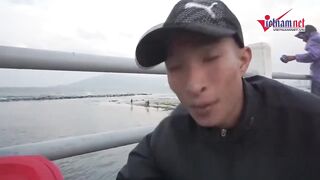 Дананг: массовая рыбалка на бульон из муки и пластиковую бутылку крупным планом