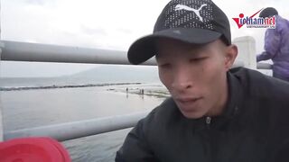 Дананг: массовая рыбалка на бульон из муки и пластиковую бутылку крупным планом