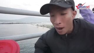 Дананг: массовая рыбалка на бульон из муки и пластиковую бутылку крупным планом