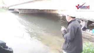 Дананг: массовая рыбалка на бульон из муки и пластиковую бутылку крупным планом