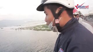 Дананг: массовая рыбалка на бульон из муки и пластиковую бутылку крупным планом