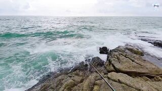 Вечерняя ловля на спиннинг на пляже Surin, Phuket - прибрежная рыба под закат