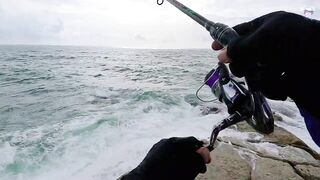 Вечерняя ловля на спиннинг на пляже Surin, Phuket - прибрежная рыба под закат