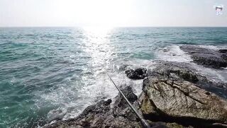 Вечерняя ловля на спиннинг на пляже Surin, Phuket - прибрежная рыба под закат