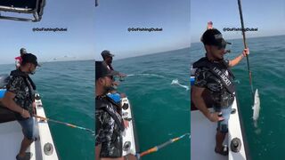 Рыбалка в Dubai на живца ловим крупную барракуду и держим снасть