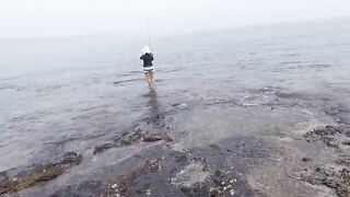 морская рыбалка в United Arab Emirates у кромки воды и быстрые поклевки на мелководье